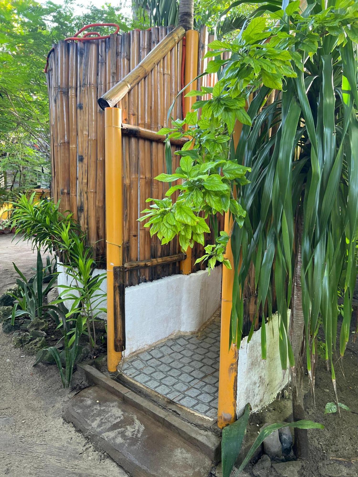 Georgia'S Neverland Hostel Логон Экстерьер фото