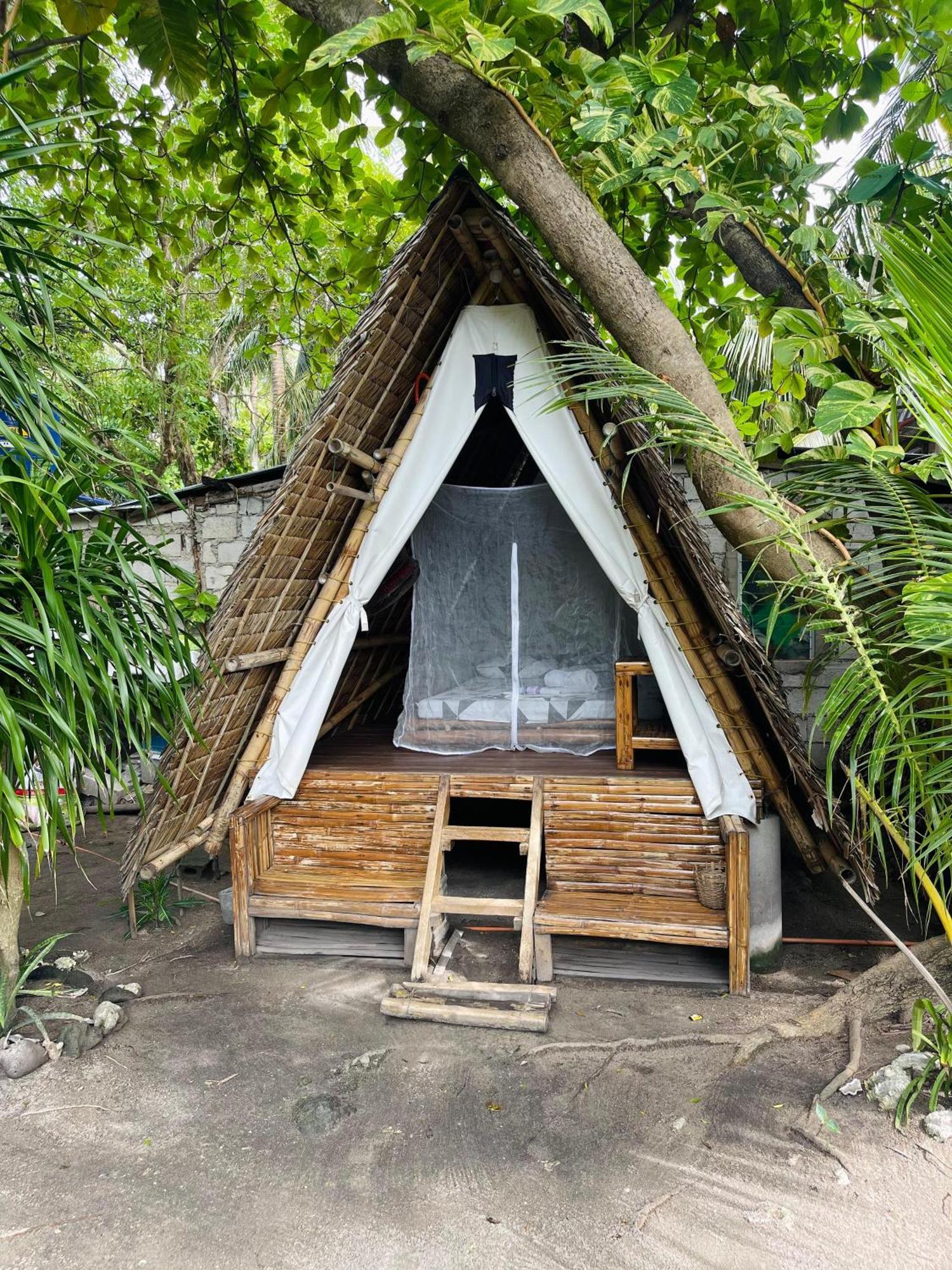 Georgia'S Neverland Hostel Логон Экстерьер фото